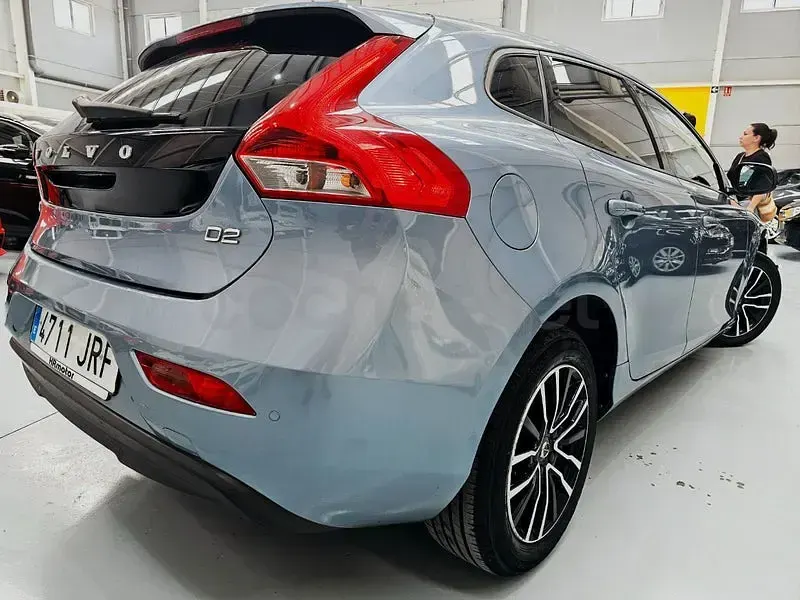 Usado Volvo V40 Momentum 120 CV (88 kW) 2016 Azul Berlina