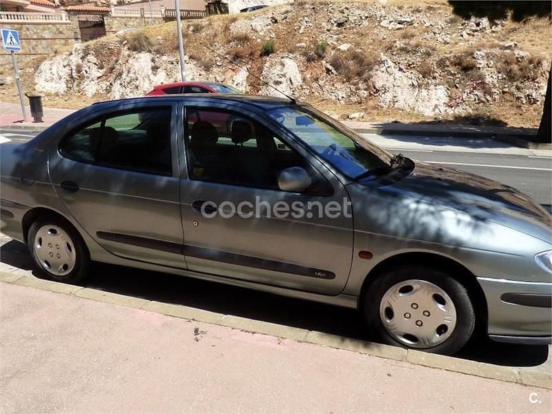 Usado Renault Mégane 90 CV (66 kW) 1998 Gris / plata Berlina
