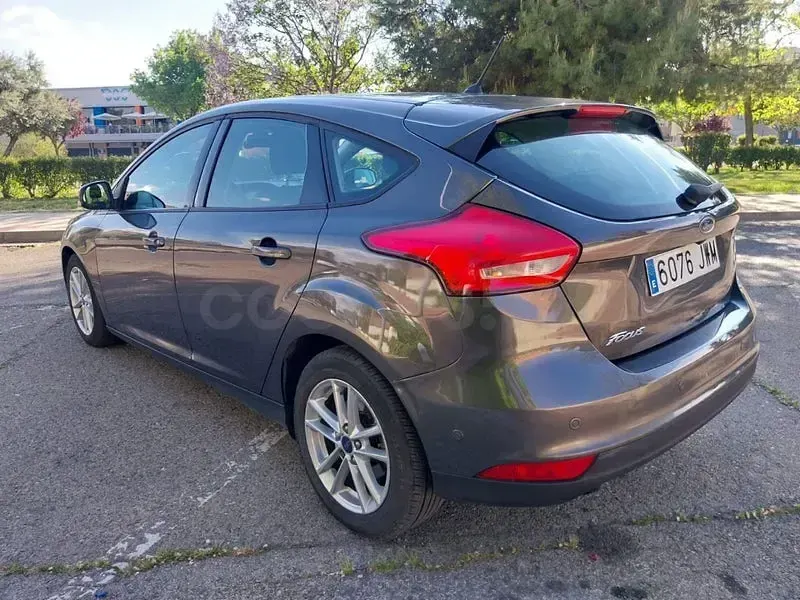 Usado Ford Focus Business Edition 120 CV (88 kW) 2017 Gris / plata Berlina