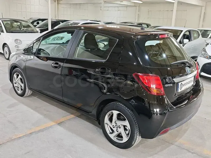 Usado Toyota Yaris Hybrid Active 100 CV (73 kW) 2016 Negro Berlina