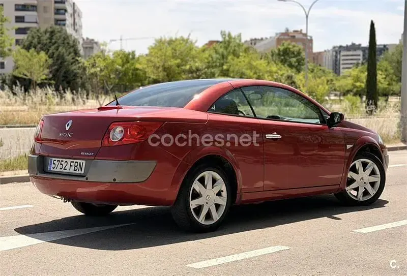 Usado Renault Mégane Cabriolet Privilege 120 CV (88 kW) 2006 Granate Descapotable