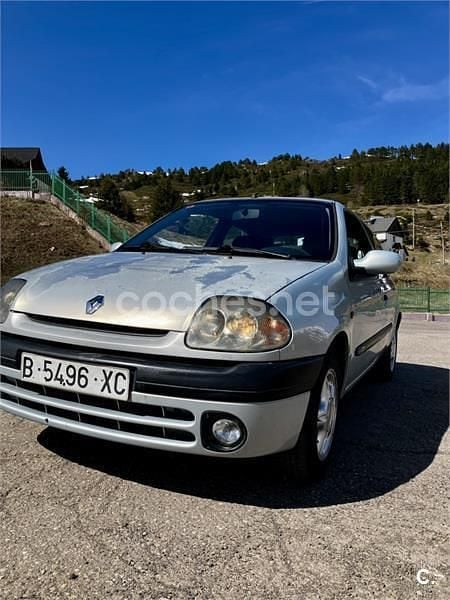 Usado Renault Clio II 98 CV (72 kW) 2000 Gris / plata Berlina