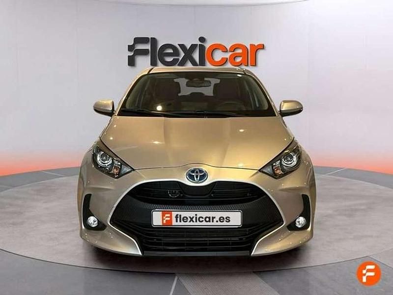 Usado Toyota Yaris Hybrid Business Edition 116 CV (85 kW) 2021 Gris Utilitario