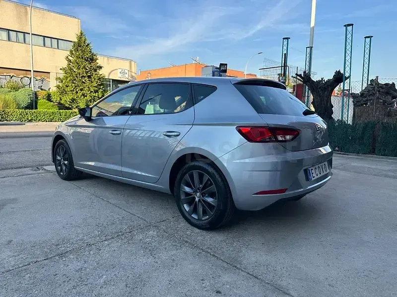 Usado Seat Leon Style 130 CV (95 kW) 2019 Gris / plata Berlina