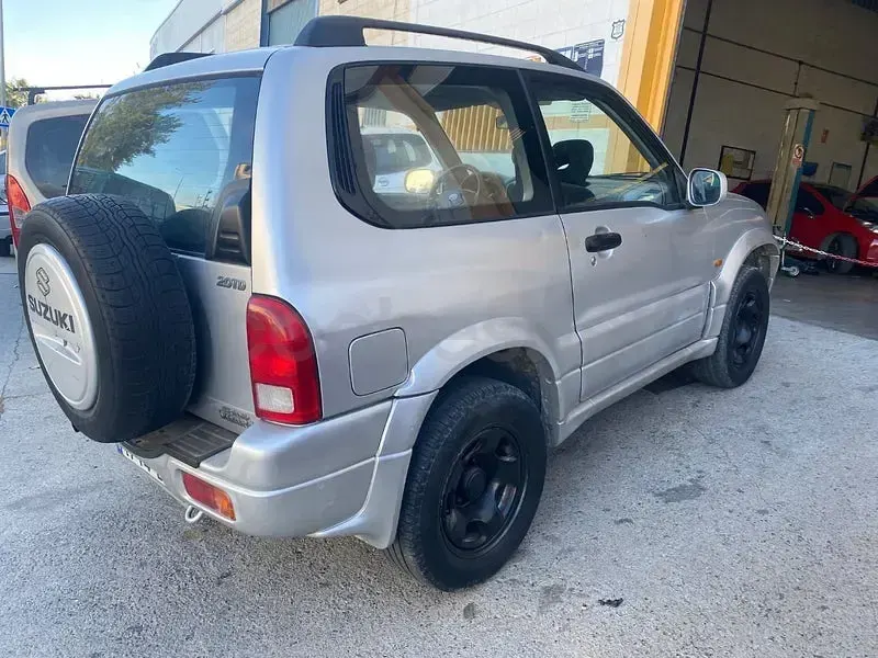 Usado Suzuki Grand Vitara 110 CV (80 kW) 2005 Gris / plata SUV
