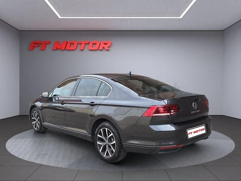Usado VW Passat Executive 150 CV (110 kW) 2022 Gris / plata Familiar
