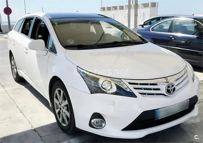 Usado Toyota Avensis Advance 124 CV (91 kW) 2012 Blanco Familiar