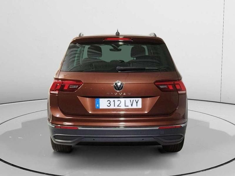 Usado VW Tiguan Life 122 CV (89 kW) 2022 Marrón SUV