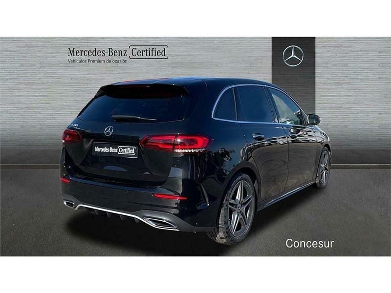 Usado Mercedes B180 AMG line 136 CV (100 kW) 2023 Negro Monovolumen