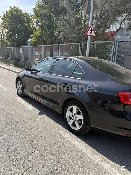 Usado VW Jetta Advance 110 CV (80 kW) 2015 Negro Berlina