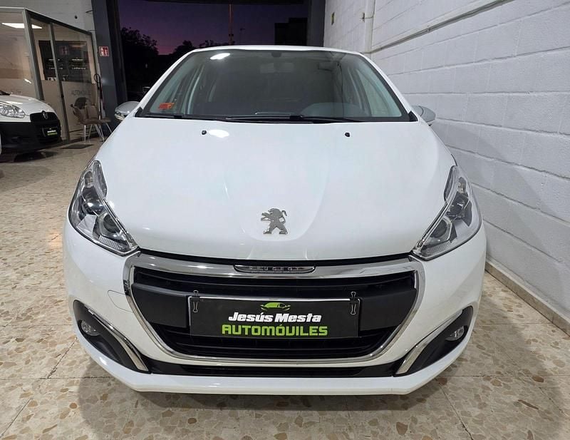 Usado Peugeot 208 Style 82 CV (60 kW) 2017 Blanco Utilitario
