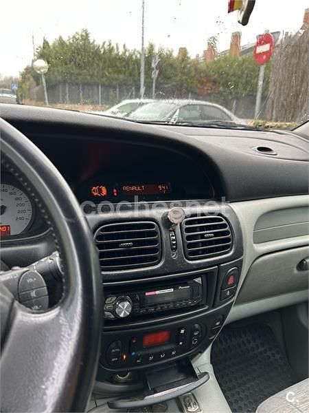 Usado Renault Scénic Dynamique 120 CV (88 kW) 2003 Verde Monovolumen