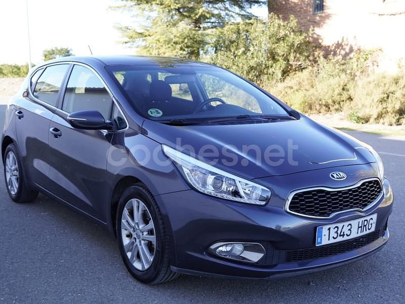 Gris / plata Usado 2013 Kia Ceed GT Berlina | 7490 € (Precio justo) - Imagen 1/4