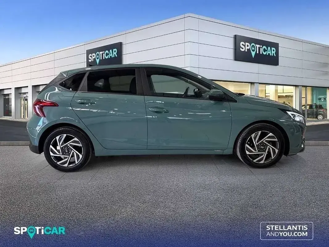 Usado Hyundai i20 80 CV (58 kW) 2025 Verde Utilitario