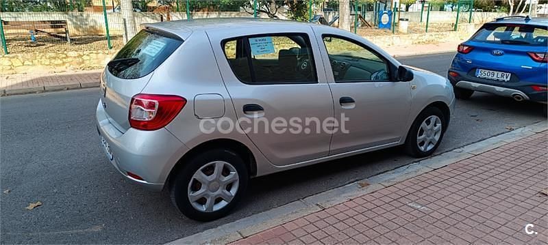 Usado Dacia Sandero Ambiance 75 CV (55 kW) 2013 Gris / plata Utilitario