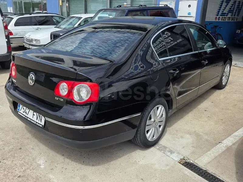 Usado VW Passat Highline 140 CV (102 kW) 2007 Negro Berlina
