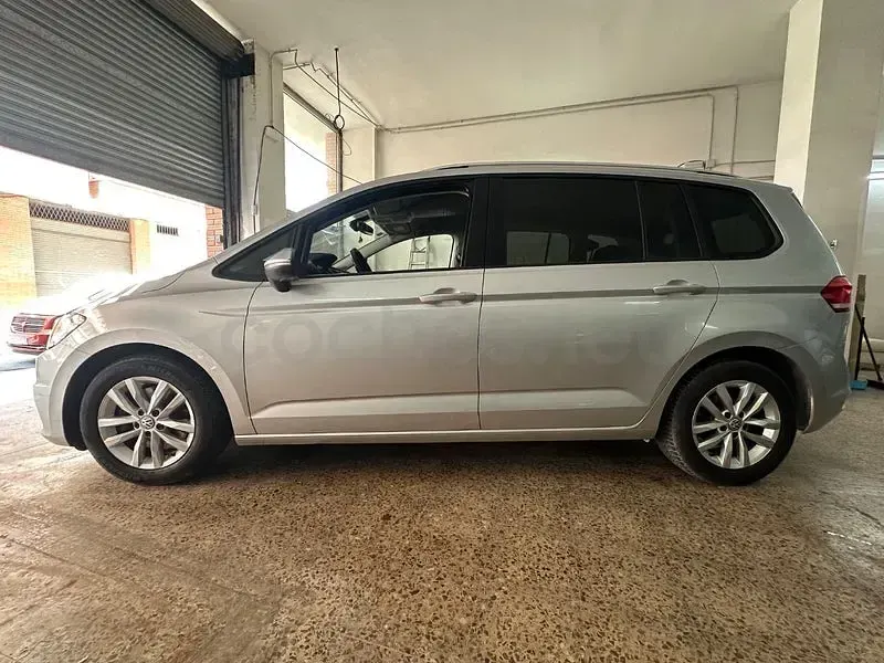 Usado VW Touran Advance 150 CV (110 kW) 2016 Gris / plata Monovolumen