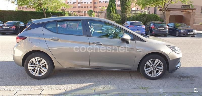 Usado Opel Astra Dynamic 110 CV (80 kW) 2017 Gris / plata Berlina