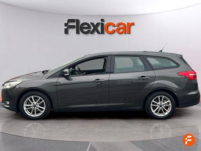 Usado Ford Focus Trend 100 CV (73 kW) 2018 Gris / plata Berlina