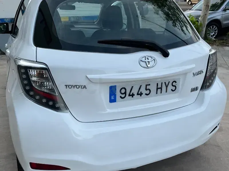 Usado Toyota Yaris Hybrid Advance 100 CV (73 kW) 2015 Blanco Berlina