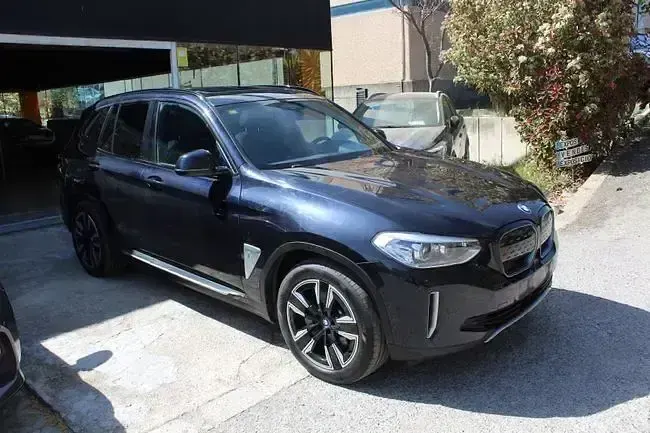 Begagnad BMW iX3 Shadowline 210 kW (286 HK) 2022 Svart SUV