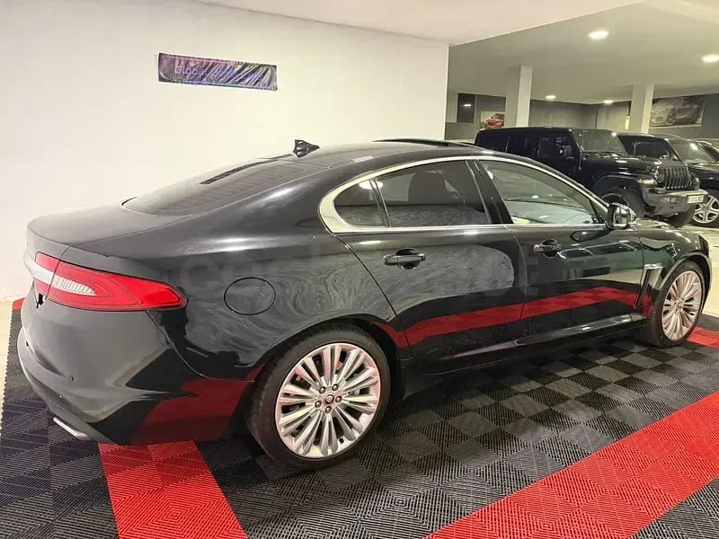 Usado Jaguar XF Premium Luxury 275 CV (202 kW) 2013 Negro Berlina