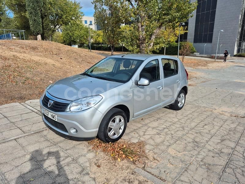 Gris / plata Usado 2012 Dacia Sandero Lauréate Utilitario | 4999 € (Precio justo) - Imagen 1/4