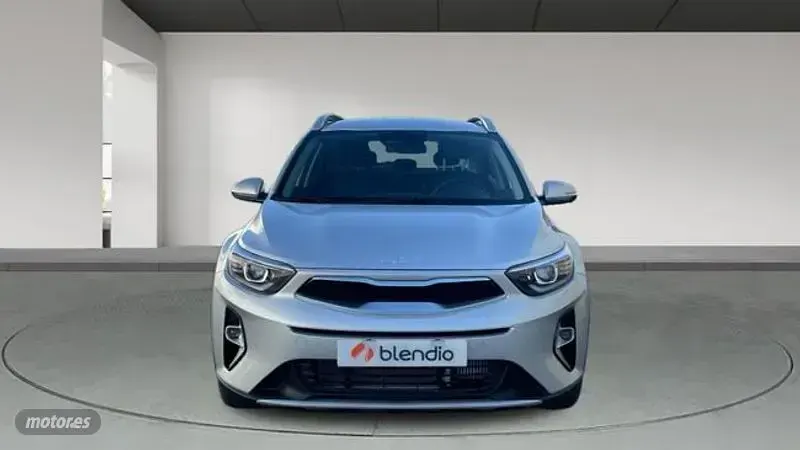 Usado Kia Stonic 100 CV (73 kW) 2024 Plateado SUV