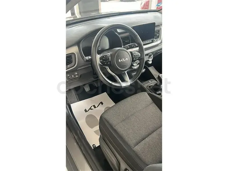 Usado Kia Stonic 100 CV (73 kW) 2025 Gris / plata SUV