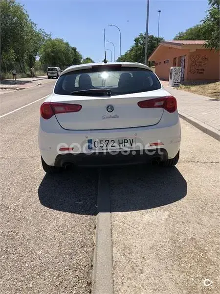 Usado Alfa Romeo Giulietta Distinctive 140 CV (102 kW) 2013 Blanco Utilitario