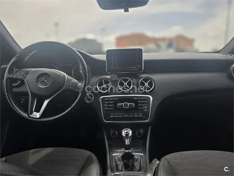 Usado Mercedes A180 Urban 109 HP (80 kW) 2013 Preto Sedan