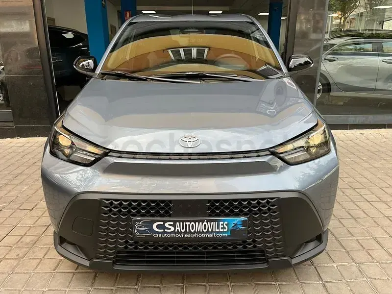 Nuevo Toyota Aygo X Play 116 CV (85 kW) 2026 Gris / plata SUV