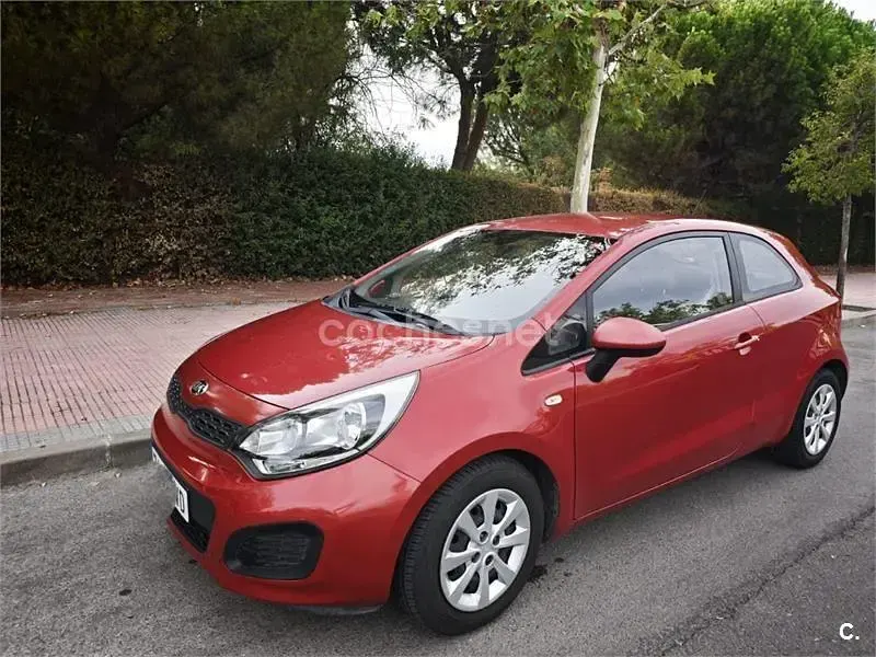 Usado Kia Rio 85 CV (62 kW) 2013 Rojo Berlina