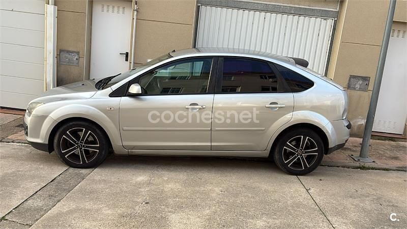 Usado Ford Focus Trend 115 CV (84 kW) 2007 Gris / plata Berlina