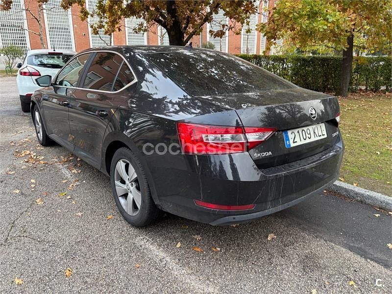 Usado Skoda Superb Active 150 CV (110 kW) 2018 Negro Berlina
