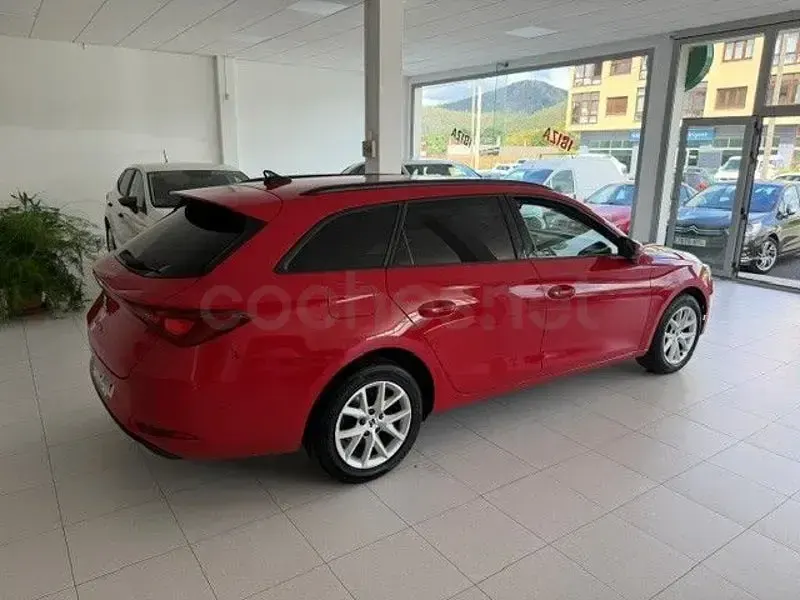 Usado Seat Leon Style 110 CV (80 kW) 2023 Rojo Familiar