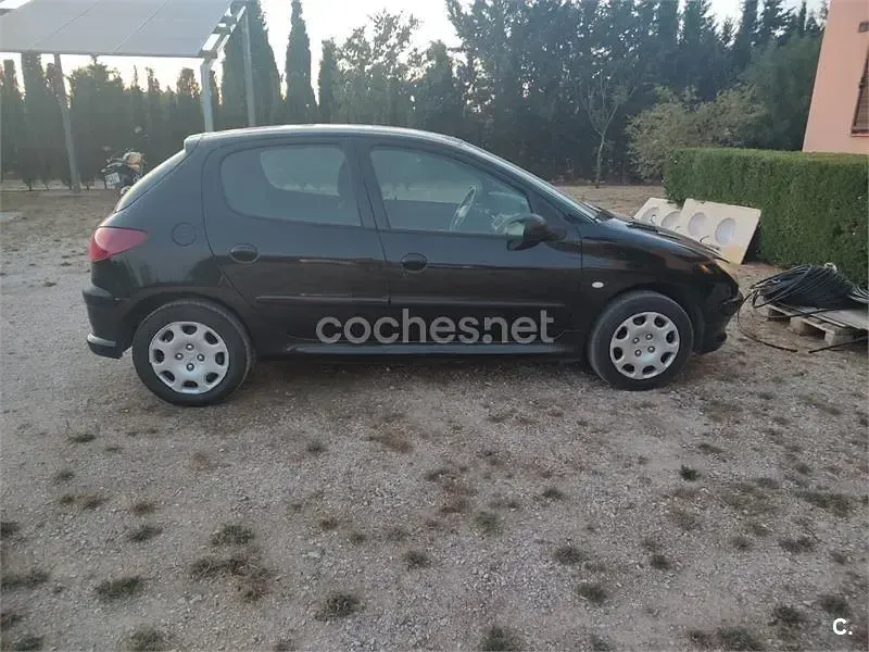 Usado Peugeot 206 70 CV (51 kW) 2005 Negro Berlina