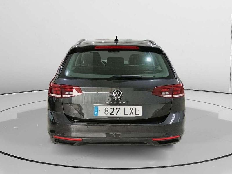 Usado VW Passat Business 122 CV (89 kW) 2022 Gris Familiar
