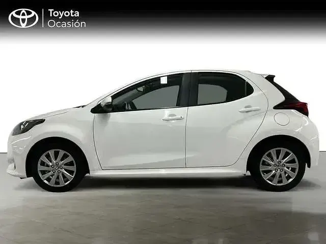 Usado Toyota Yaris Hybrid Active 116 CV (85 kW) 2023 Blanco Berlina