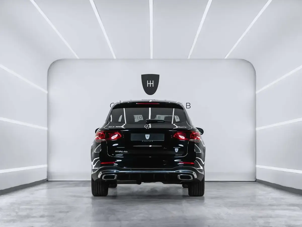 Käytetty Mercedes GLC300 AMG line 245 HP (180 kW) 2019 Musta Katumaasturi