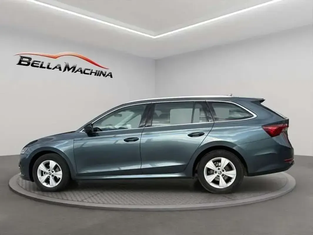 Usado Skoda Octavia Ambition 150 CV (110 kW) 2022 Gris Familiar