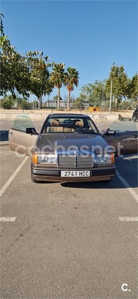 Usado Mercedes 230 132 CV (97 kW) 1988 Beige Coupe