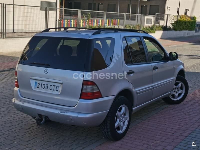 Usado Mercedes ML270 163 CV (119 kW) 2001 Gris / plata SUV