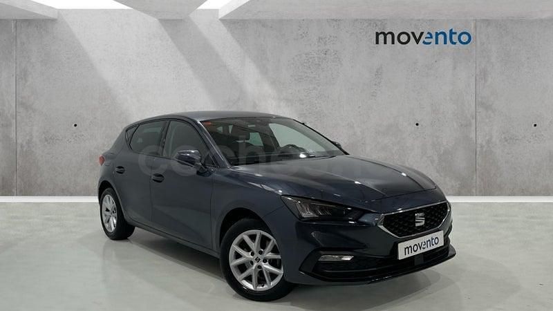 Usado Seat Leon Style 130 CV (95 kW) 2021 Gris / plata Berlina