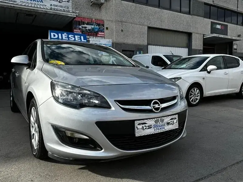 Usado Opel Astra Selective 110 CV (80 kW) 2014 Gris / plata Berlina
