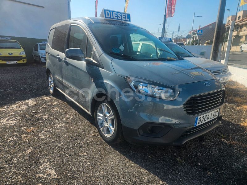Usado Ford Tourneo Courier Titanium 100 CV (73 kW) 2019 Gris / plata Monovolumen