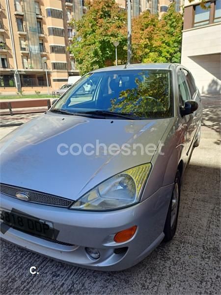 Usado Ford Focus Ambiente 100 CV (73 kW) 1999 Gris / plata Berlina