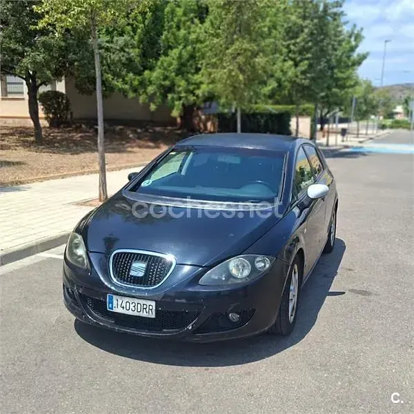Usado Seat Leon Sport 102 CV (75 kW) 2005 Negro Utilitario