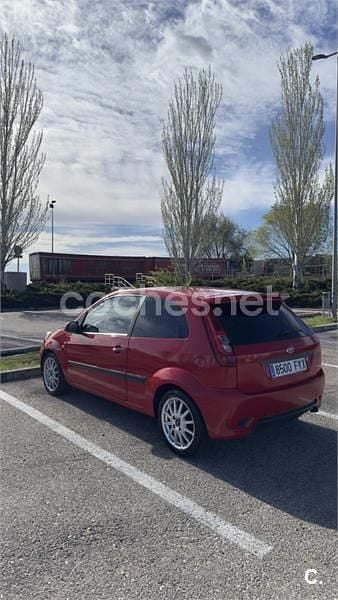 Usado Ford Fiesta Sport 100 CV (73 kW) 2007 Rojo Utilitario