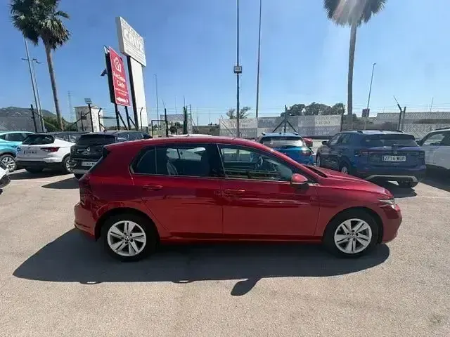 Usado VW Golf VII Life 150 CV (110 kW) 2021 Rojo Utilitario